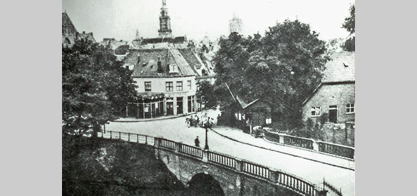 De Pont Neuf en de entree van de Barlheze, met rechts de stadsboerderij van De Jonge